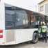 Školský autobus narazil do domu. Sedelo v ňom 30 detí