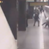 Staršia žena sa zrazila s mužom a spadla medzi vagóny metra