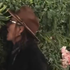 Zbláznil sa? Johnny Depp začal pred kamerami obžierať umelé rastliny na zelenej stene!