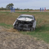 Nepojazdný vrak bráni poľnohospodárom v práci. Nikto nevie, kto by ho mal odstrániť
