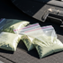 Policajti kvôli nervozite ženy našli v kufri auta 15 kilogramov kratomu
