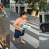 Chlapec (14) "terorizuje" ulice Paríža s vodnou pištoľou. Za postrek si pýta dve eurá