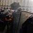 Francúzske protesty prerástli do násilia. Horia barikády aj školy, 15-ročný chlapec prišiel o ruku