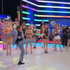 Moderátor kopol do dronu, ten zasiahol modelku priamo do tváre. Diváci žiadajú jeho vyhadzov