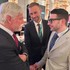 Internet zaplavilo falošné video, kde Petr Pavel bozkáva ruku Sorosovi. Pravdu odhalil detail