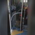 Školák zachytil nebezpečnú jazdu MHD. Autobus jazdil s otvorenými dverami
