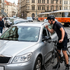 Myslel si, že mu vodič nedal prednosť. Cyklista mu dal facku a rozbil sklo auta
