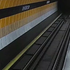 VIDEO: Dievča si sadlo do koľajiska v metre, tragédii zabránili pohotoví cestujúci
