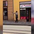VIDEO: Muž sa v Prahe prechádzal s falošnou zbraňou a mieril na ľudí