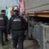 Trojicu pri krádeži nafty z auta prezradil zápach. Policajti ich prichytili priamo pri čine