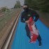 Mladíci sa prevážali na vagóne vlaku. Nebezpečný train surfing sa im mohol stať osudným