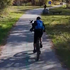 Nezvyčajný cyklista z Kamenice: Psík sa počas jazdy vozí na riadidlách