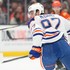 MCDAVID hral v play-off so zlomeninou členka