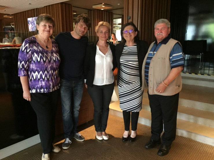 Herci z pripravovaného seriálu Hotel a ich fanúšikovia