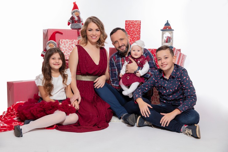 Kandráčovci s dcérou Emkou, synom Ondrejkom a dcérkou Maruškou