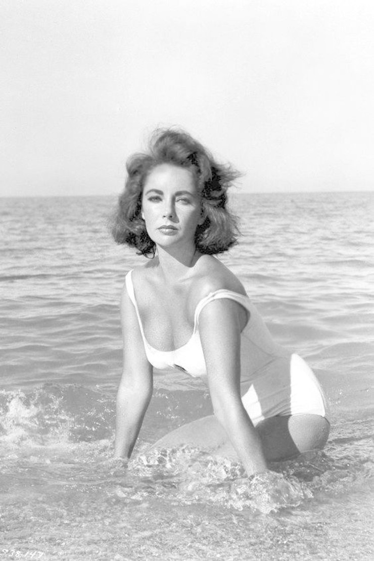 1959 - Pohodovo pôsobili biele jednodielne plavky, ktoré mala na sebe Elizabeth Taylor vo filme Suddenly, Last Summer.