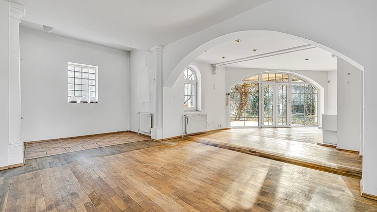 Juraj Jakubisko, Režisér, Vila, Predaj