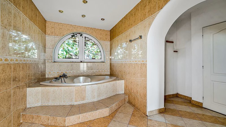 Juraj Jakubisko, Režisér, Vila, Predaj