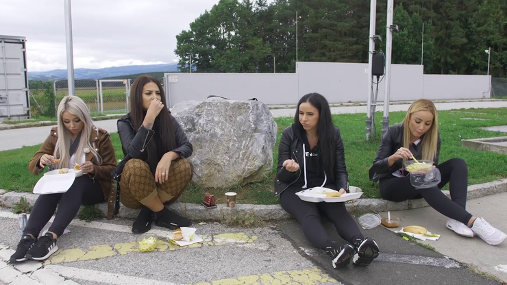 Zuzana Plačková sa spolu s kamarátkami kŕmili párkami a hranolkami