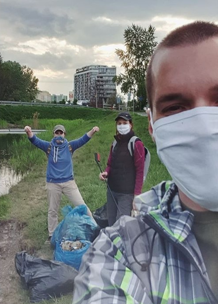 Mišo Sabo počas zberu odpadkov