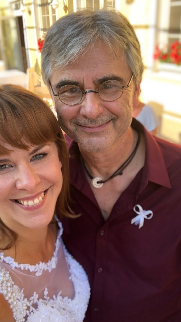 Som mama - Kristína Tormová v svadobných šatách spolu s otcom Borisom Farkašom, ktorý si takisto zahral v seriáli