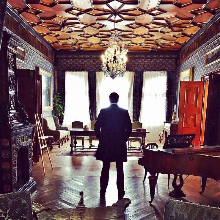 1890 - Ján Kolenik a jeho zbierka fotiek z nakrúcania na Betliari.jpg