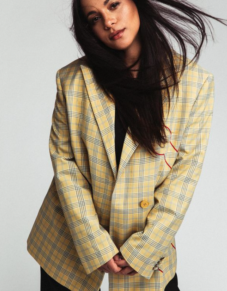 Tina s tmavými vlasmi