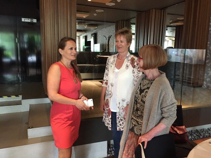 Herci z pripravovaného seriálu Hotel a ich fanúšikovia