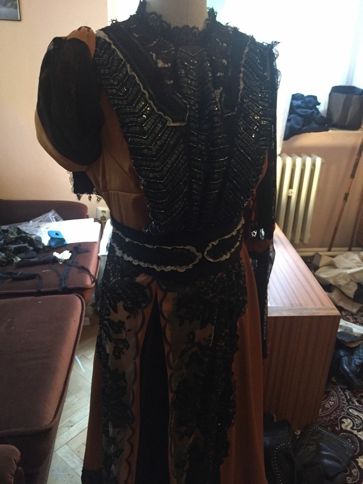 1890 - Kostýmy a korzety