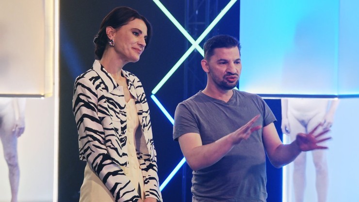 Brano a Monika prohlizi naha tela