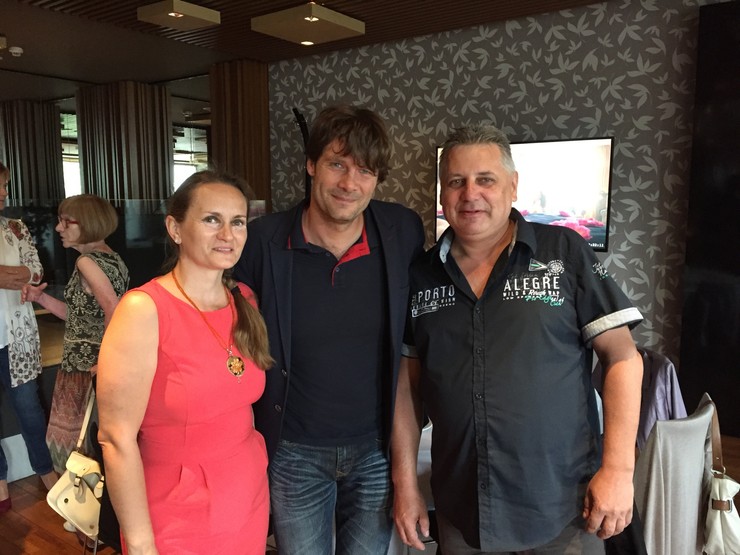 Herci z pripravovaného seriálu Hotel a ich fanúšikovia