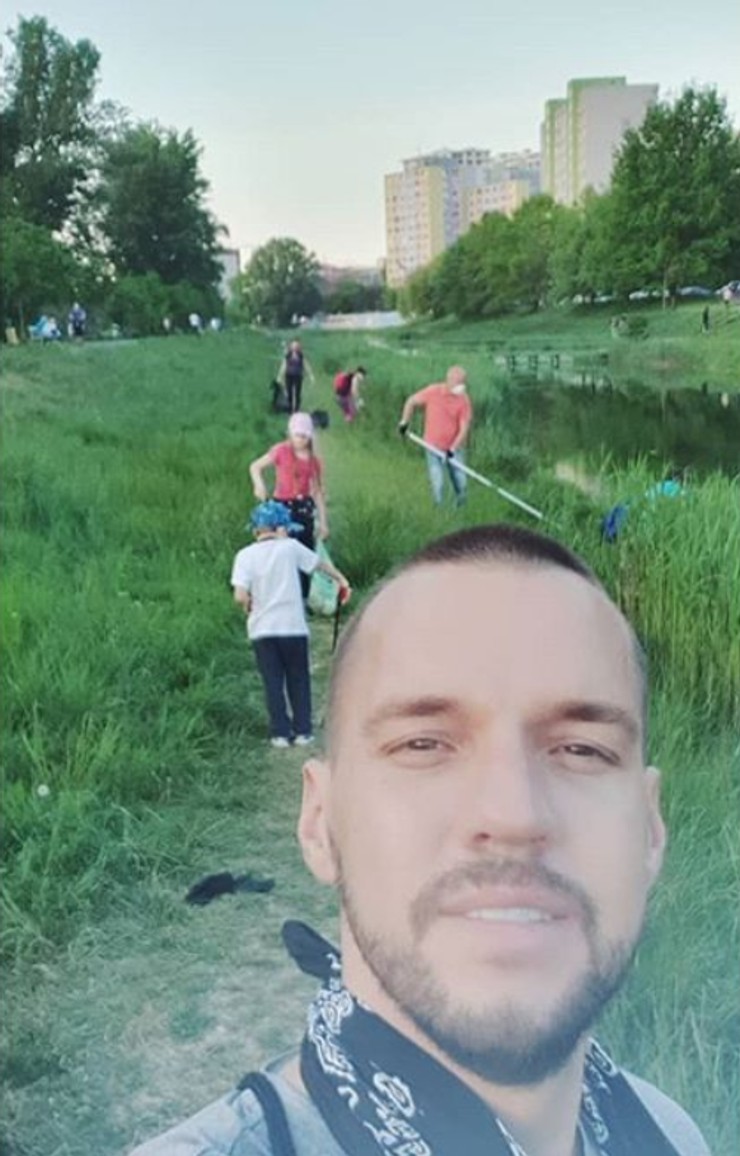 Mišo Sabo počas zberu odpadkov