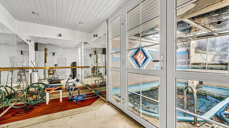 Juraj Jakubisko, Režisér, Vila, Predaj