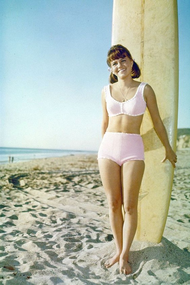1965 - 1966 - Sally Field v milučkých ružových palvkách a s vrkočmi ako dobré dievča zo 60. rokov.
