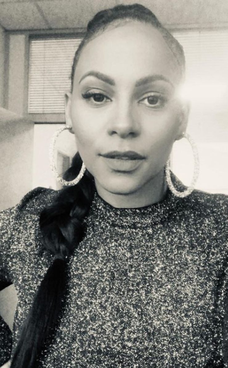 Tina s dlhými vlasmi 