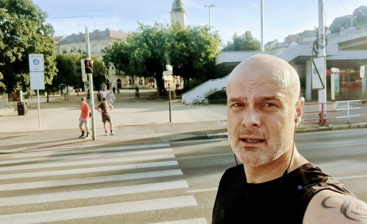 Takto si krátí čas Jaro Slávik počas prestávok nakrúcania ČSMT