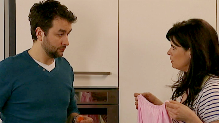 Hoffa nájde v gauči čiesi nohavičky 3 - Panelák