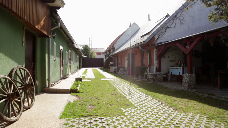 Juraj Hrčka a jeho malebná chalupa na Záhorí