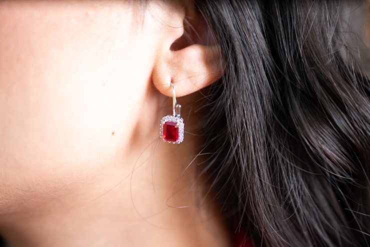 Nákupné maniačky téma 50 odtieňov červenej - Sára