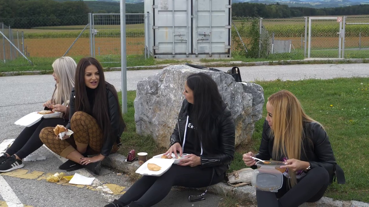 Zuzana Plačková sa spolu s kamarátkami kŕmili párkami a hranolkami