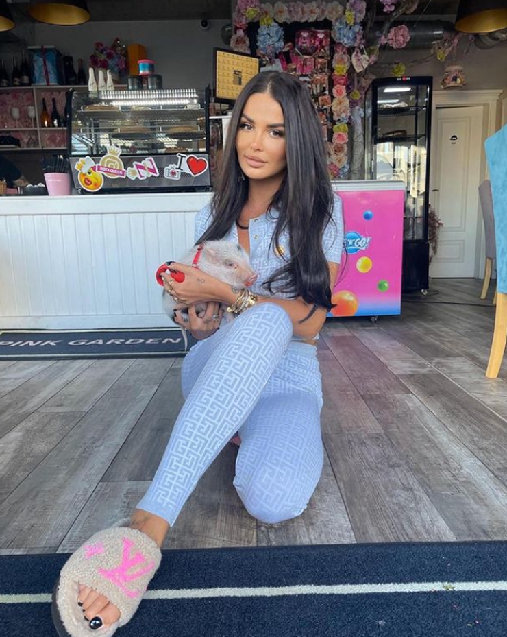 Zuzana Plačková s prasiatkom Tinky