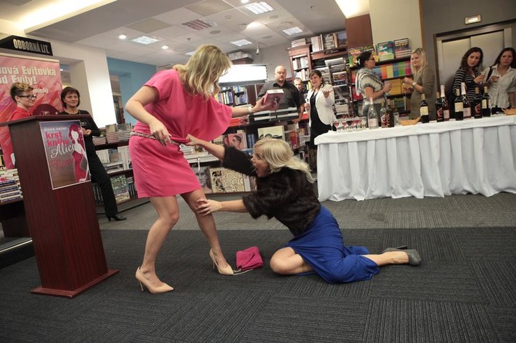 Alica a Evita bitka na krste - Panelák 1