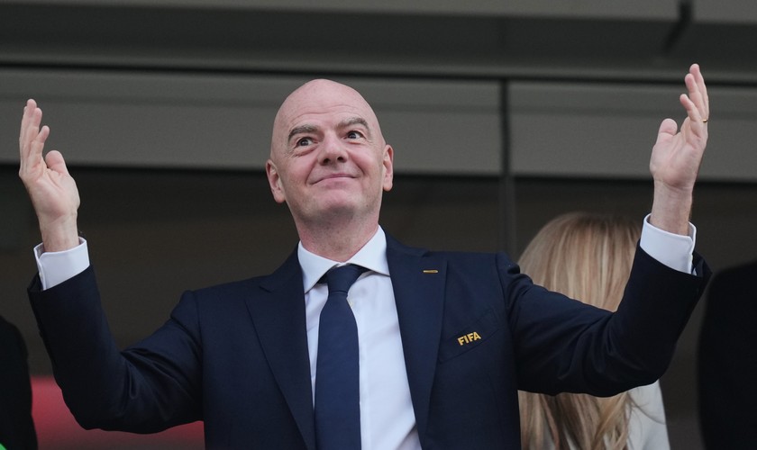Monitor rasizmu vyzval FIFA, aby odvolala rozhodcu za gesto rukou