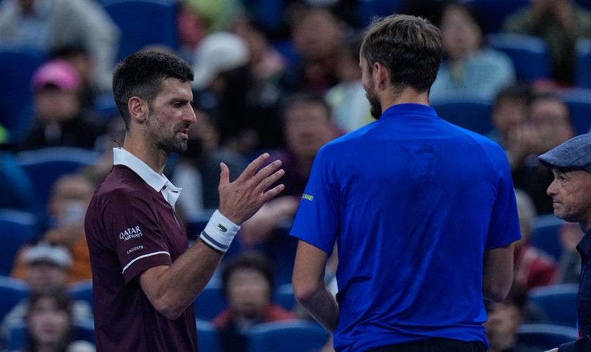 Šokujúci koniec semifinále! Medvedev bol diskvalifikovaný, Djokovič oslavuje postup