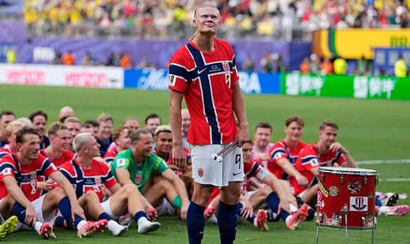 VIDEO: Rooney splnil sľub Haalandovi. Sadol do člna a vesloval na rieke