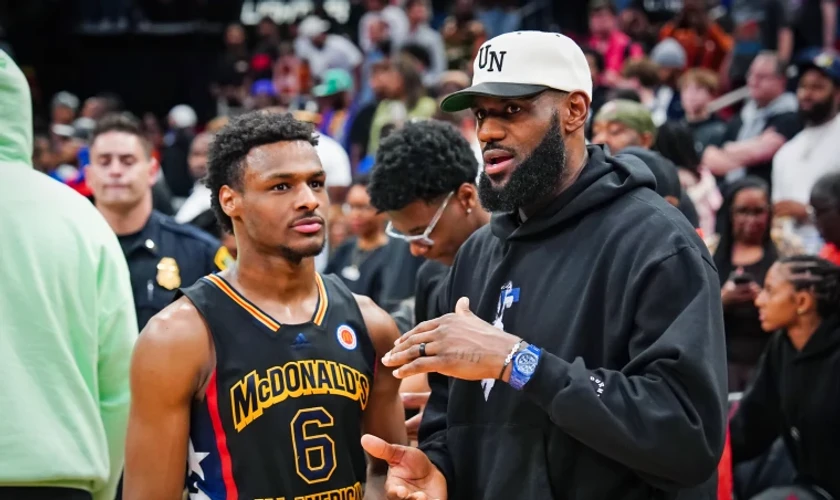 Novú sezónu NBA otvorí duel majstrovských Knicks proti 76ers s Lebronom Jamesom
