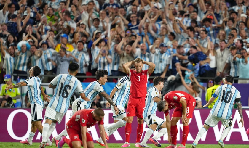 Alvarez posiela Argentínu ďalej, tréner Švajčiarov nespokojný s červenou kartou