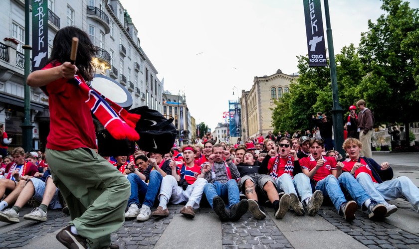 Korunný princ Haakon „vesloval“ po postupe Nórov s fanúšikmi