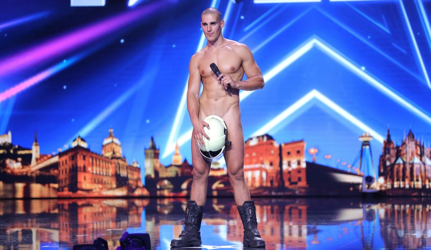 TOTO tu ešte nebolo: Striptér sa vyzliekol úplne donaha a ukázal, čo má v trenkách!