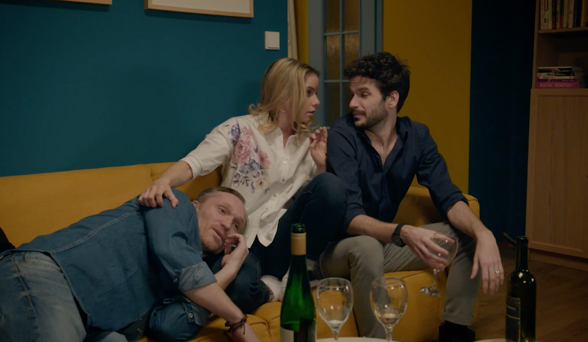 Rebeka sa s dvomi kolegami poriadne odviaže! Bujará párty, potoky alkoholu a konkurz na otca jej dieťaťa!